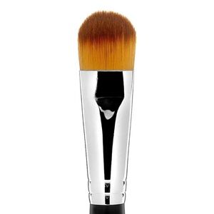NWOT Studio Gear #16 Foundation Brush